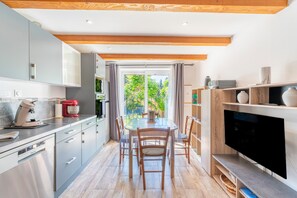 Réfrigérateur, four à micro-ondes, un four, surface de cuisson