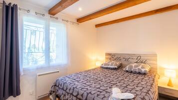 2 bedrooms, iron/ironing board, free WiFi, bed sheets