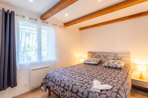 2 bedrooms, iron/ironing board, free WiFi, bed sheets - Apartment 'Fanny' with Shared Pool, Wi-Fi and AC (Avignon)