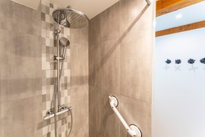 Douche, sèche-cheveux, serviettes fournies