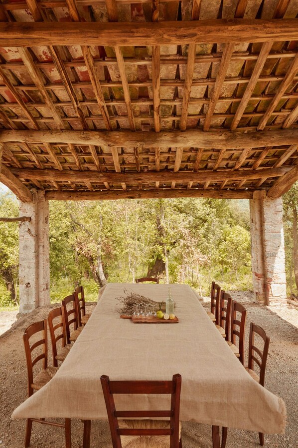 Outdoor dining - Apartment 'Casale Toscano Con Vista Giardino' with Shared Garden, Wi-Fi and Air Conditioning (Lucca)