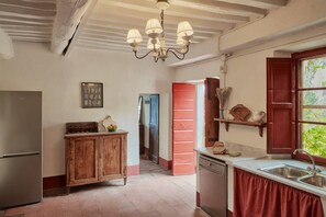 Frigorifero, forno, piano cottura, lavastoviglie