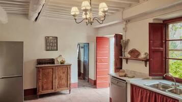 Fridge, oven, stovetop, dishwasher