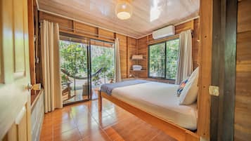 2 habitaciones, escritorio y tabla de planchar con plancha