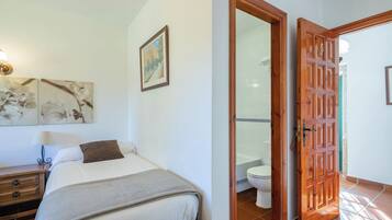 Tabla de planchar con plancha, wifi gratis y ropa de cama