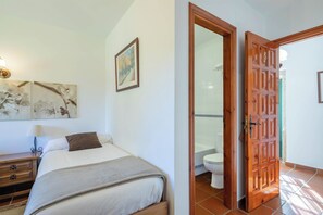 Iron/ironing board, free WiFi, bed sheets