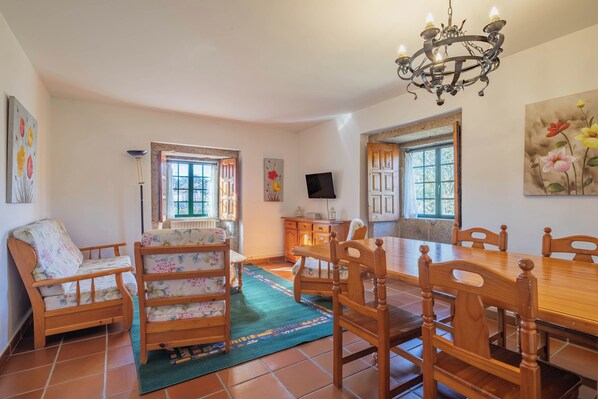 Dining - Bed and Breakfast 'Habitación Doble 2' with Mountain View, Shared Pool and Wi-Fi (Tui)