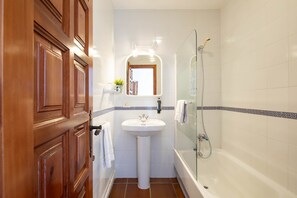 Shower, hair dryer, towels - Bed and Breakfast 'Habitación Doble 2' with Mountain View, Shared Pool and Wi-Fi (Tui)