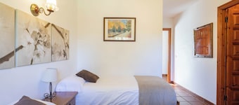 Bed and Breakfast 'Habitación Doble 2' with Mountain View, Shared Pool and Wi-Fi