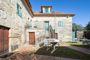 Exterior - Bed and Breakfast 'Habitación Triple 2' with Mountain View, Shared Pool and Wi-Fi (Tui)