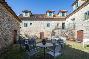 Outdoor dining - Bed and Breakfast 'Habitación Triple 2' with Mountain View, Shared Pool and Wi-Fi (Tui)