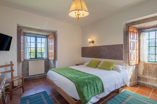 Bed and Breakfast 'Habitación Triple 2' with Mountain View, Shared Pool and Wi-Fi