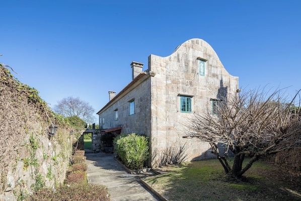 Property grounds - Bed and Breakfast 'Habitación Triple 2' with Mountain View, Shared Pool and Wi-Fi (Tui)