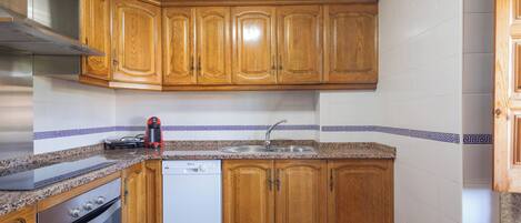 Jääkaappi, mikroaaltouuni, uuni, liesi