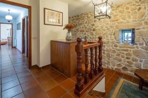 Interior - Bed and Breakfast 'Habitación Doble 4' with Mountain View, Shared Pool and Wi-Fi (Tui)