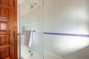 Douche, sèche-cheveux, serviettes fournies