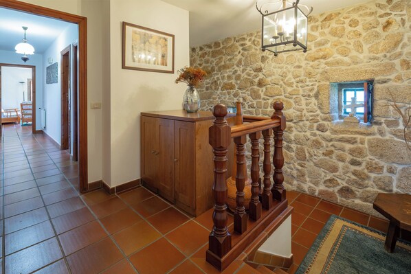 Interior - Bed and Breakfast 'Habitación Doble 4' with Mountain View, Shared Pool and Wi-Fi (Tui)