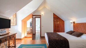 A bedroom with a bed, a TV, a desk, and a window. - Bed and Breakfast 'Habitación Doble 1' with Mountain View, Shared Pool and Wi-Fi (Tui)