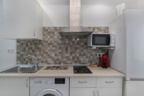 Réfrigérateur, micro-ondes, plaque de cuisson, cafetiÚre/bouilloire