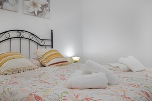 2 bedrooms, iron/ironing board, free WiFi, bed sheets