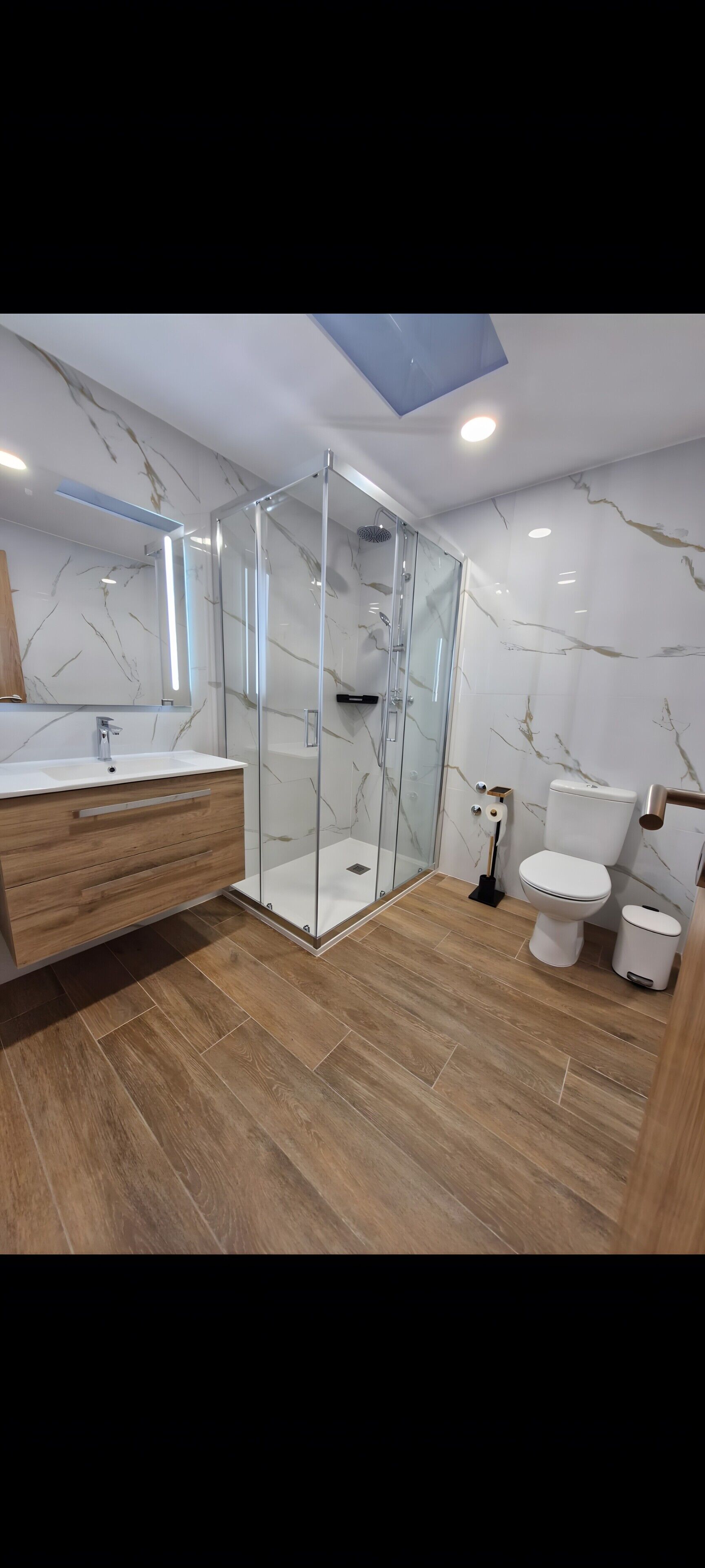 Douche, sèche-cheveux, serviettes fournies