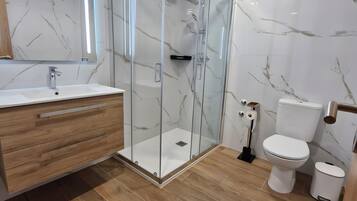 Douche, sĂšche-cheveux, serviettes fournies