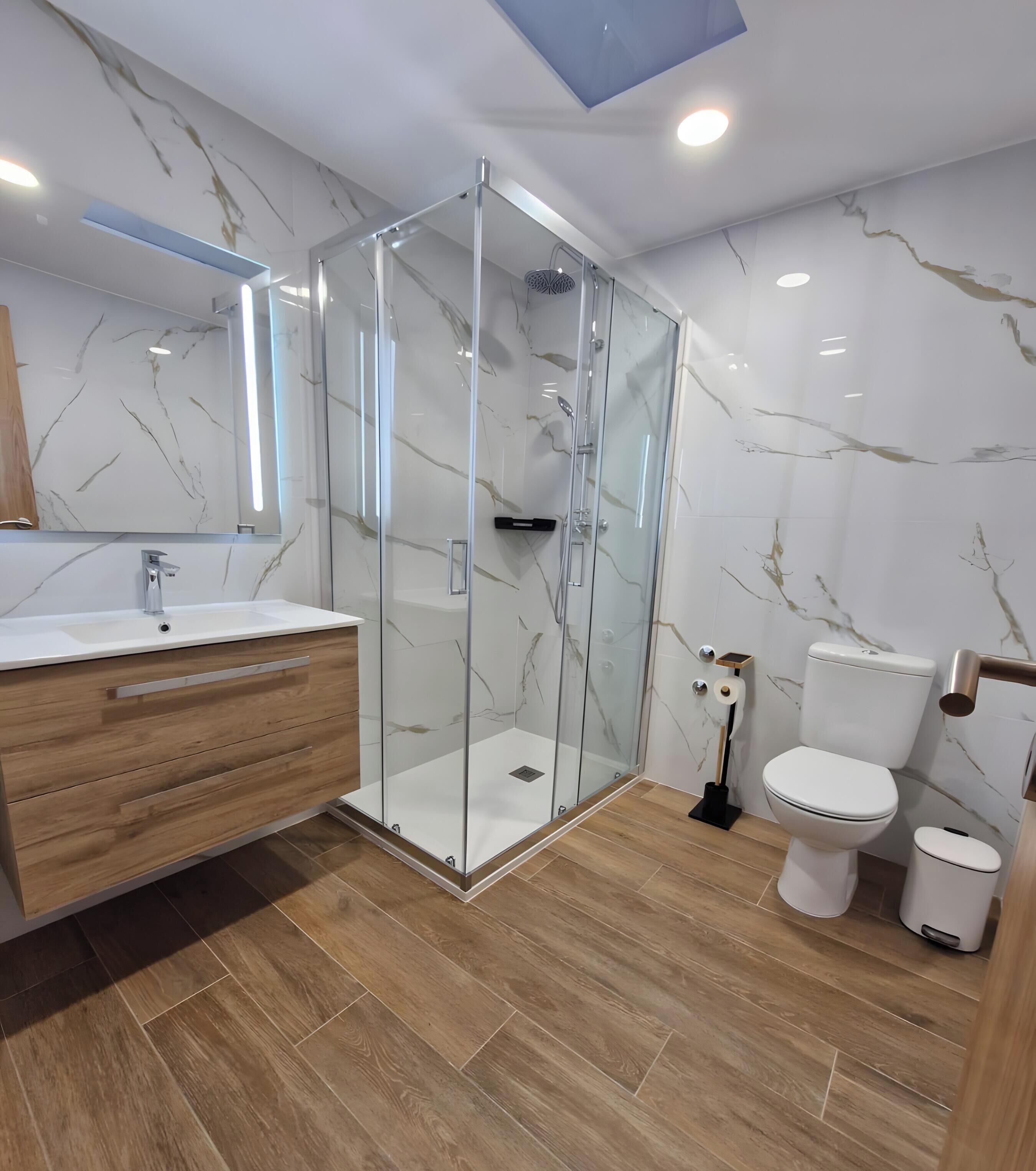 Regadera, secadora de cabello, toallas 