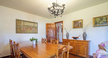 Bed and Breakfast 'Habitación Triple 3' with Mountain View, Shared Pool and Wi-Fi