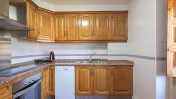 Frigorífico, microondas, horno y placa de cocina