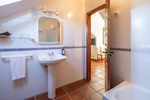 Shower, hair dryer, towels - Bed and Breakfast 'Habitación Triple 3' with Mountain View, Shared Pool and Wi-Fi (Tui)