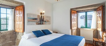 Bed and Breakfast 'Habitación Triple 4' with Mountain View, Shared Pool and Wi-Fi