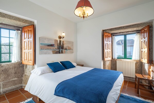 1 habitación, tabla de planchar con plancha, wifi gratis y ropa de cama 