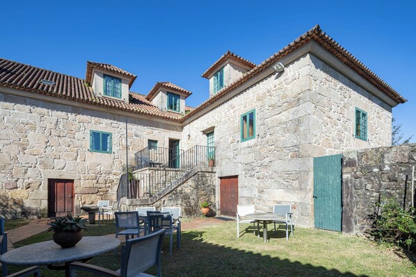 Outdoor dining - Bed and Breakfast 'Habitación Triple 4' with Mountain View, Shared Pool and Wi-Fi (Tui)