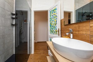 Een douche, een haardroger, handdoeken