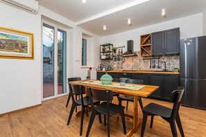 Fridge, oven, stovetop, coffee/tea maker