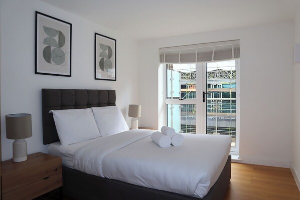 2 bedrooms, desk, iron/ironing board, travel crib