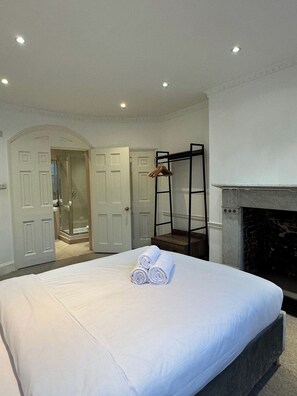 2 bedrooms, desk, iron/ironing board, travel crib