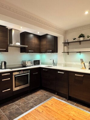 Een koelkast, een microgolfoven, een oven, een kookplaat