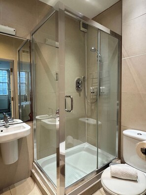 Een haardroger, handdoeken