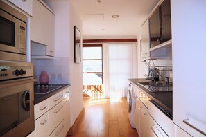 Frigorifero, microonde, forno, piano cottura