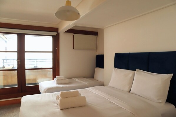 2 camere, una scrivania, ferro/asse da stiro, culla da viaggio