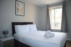 3 Schlafzimmer, Schreibtisch, Bügeleisen/Bügelbrett, Reisekinderbett