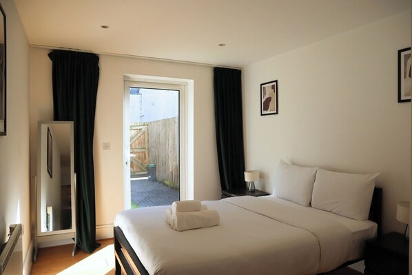2 bedrooms, desk, iron/ironing board, travel crib - BnBNook - Camden 2BR with Terrace - King's Cross (Greater London)