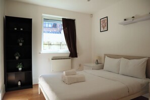 2 Schlafzimmer, Schreibtisch, Bügeleisen/Bügelbrett, Reisekinderbett