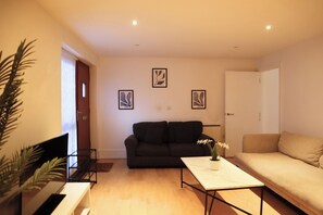 TV - BnBNook - Camden 2BR with Terrace - King's Cross (Greater London)