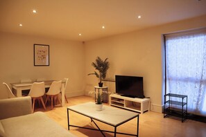 TV - BnBNook - Camden 2BR with Terrace - King's Cross (Greater London)