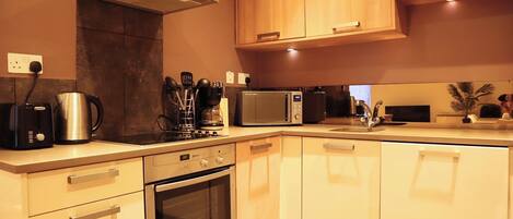 Kühlschrank, Mikrowelle, Ofen, Herdplatte