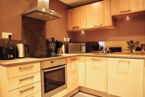 Fridge, microwave, oven, stovetop - BnBNook - Camden 2BR with Terrace - King's Cross (Greater London)