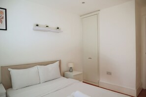 2 quartos, escrivaninha, ferros/tábuas de passar roupa, berço de viagem