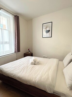 2 bedrooms, desk, iron/ironing board, travel cot - BnBNook - Chic 2BR by Liverpool St - Shoreditch (Greater London)